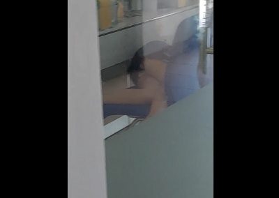 Quay lén em nhân viên nằm ngủ lộ hàng con lót trắng