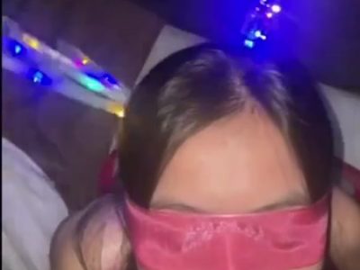 Bồ yêu quỳ gối bú liếm con chim sướng phê lòi quá đã